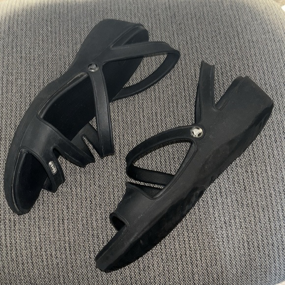 Comfortable Crocs Sandals - Picture 3 of 8